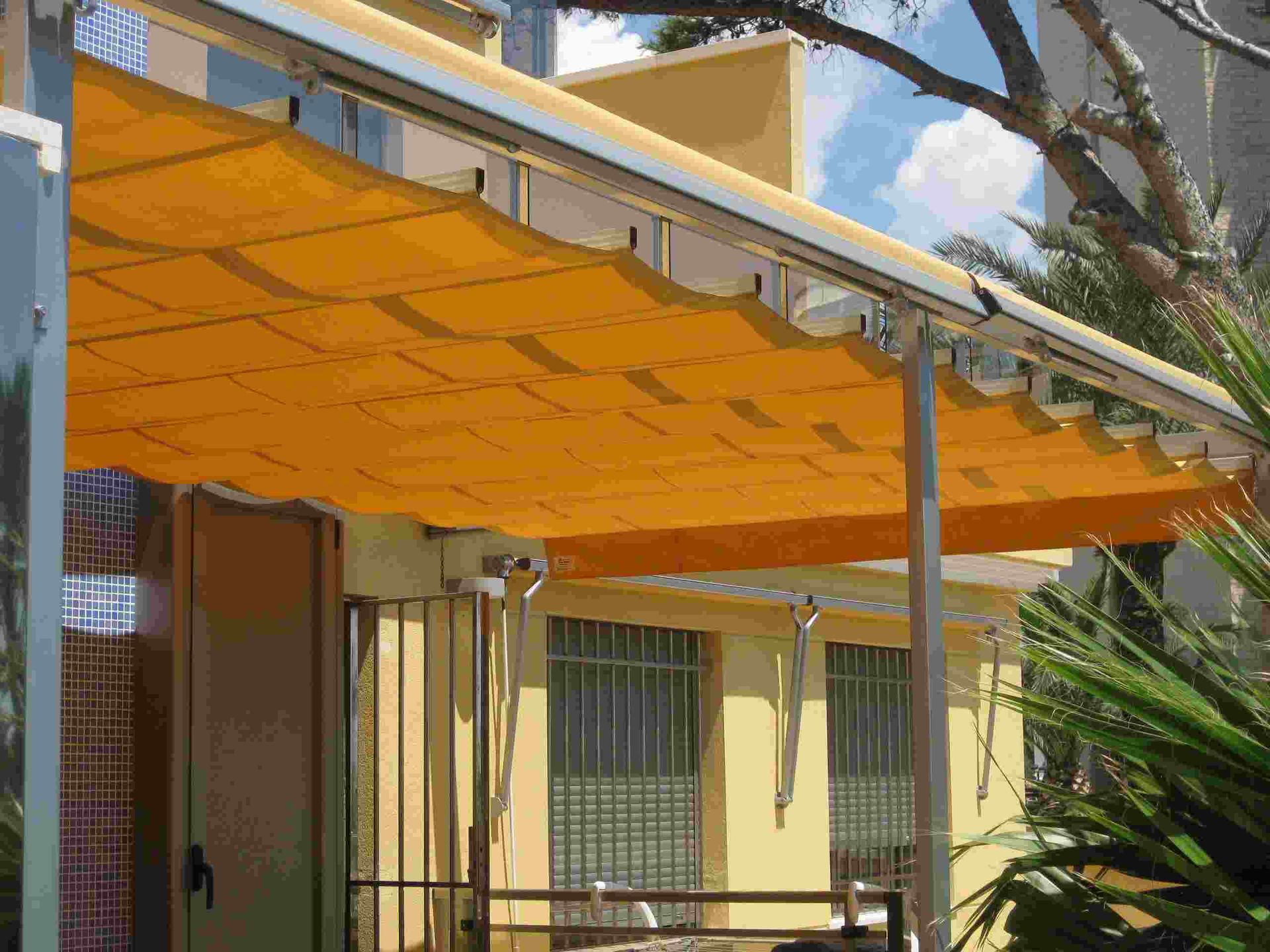 Un toldo amarillo cuelga del costado de un edificio.