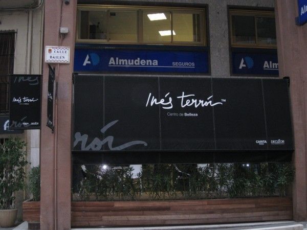 Un edificio con un cartel que dice 'almudena'