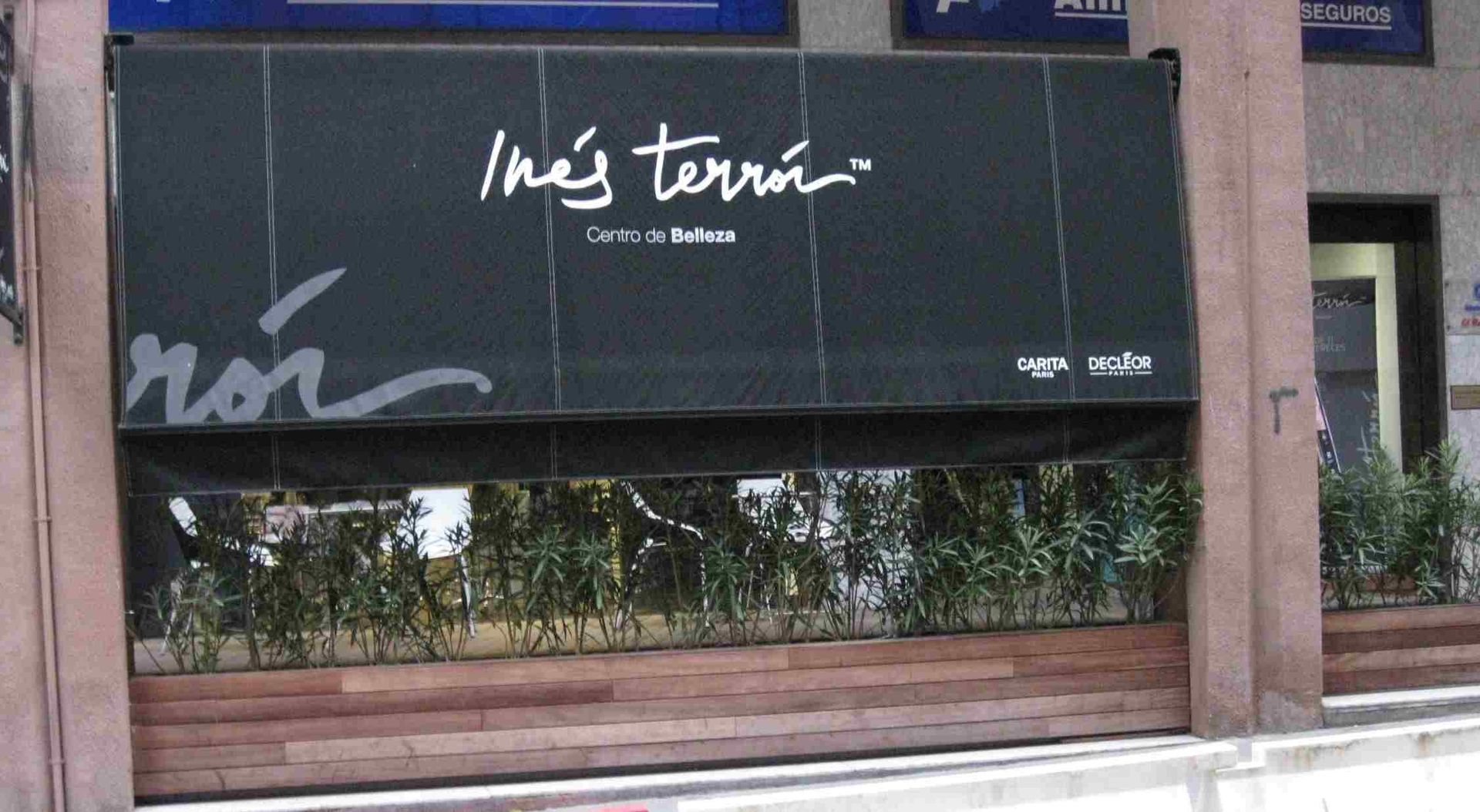 Un edificio con un cartel que dice 'ines terran'