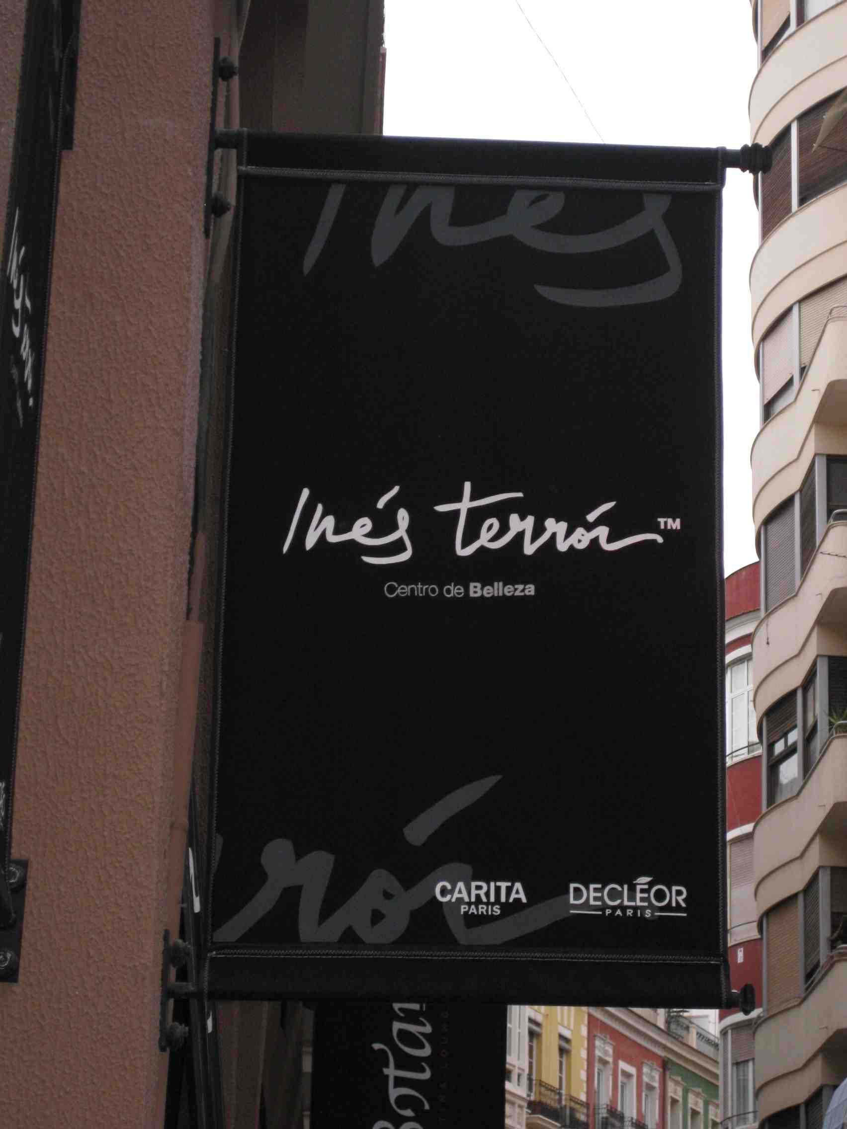 Una pancarta negra que dice Inés Terra.