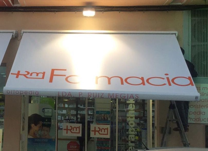 Un toldo blanco con la palabra farmacia.