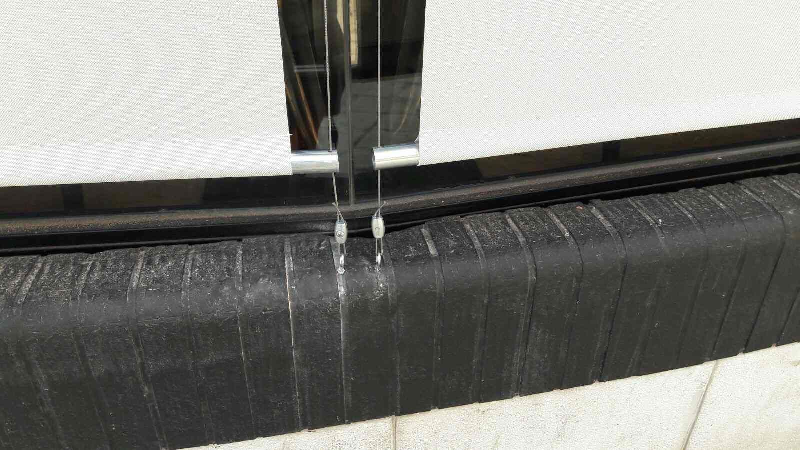 Un primer plano de una máquina cortando un trozo de tela.