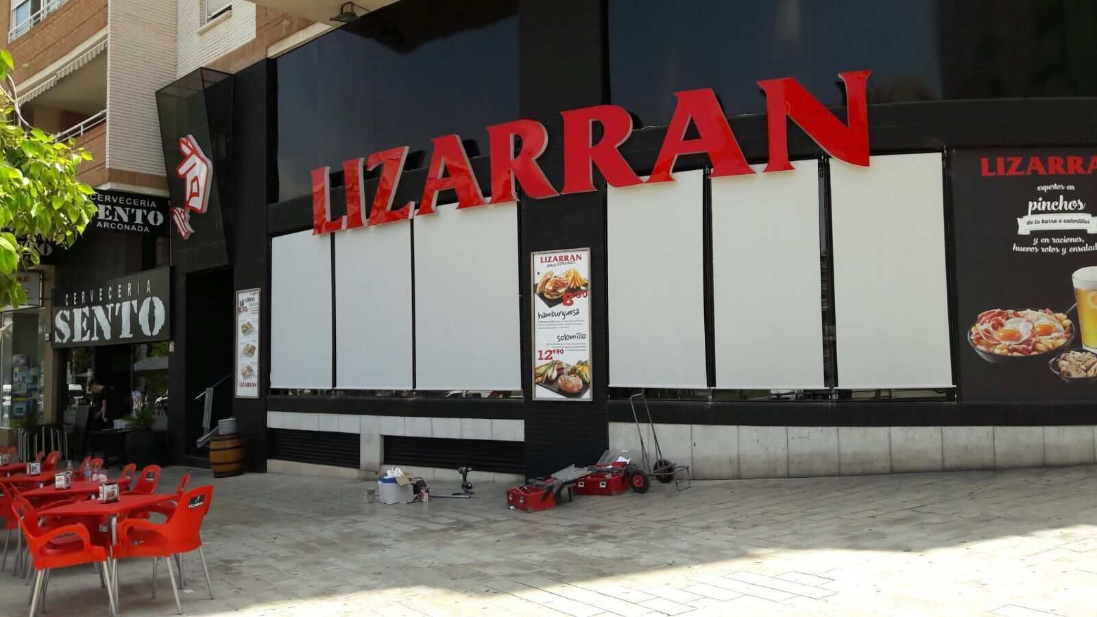 Un edificio con un cartel que dice lizarran.