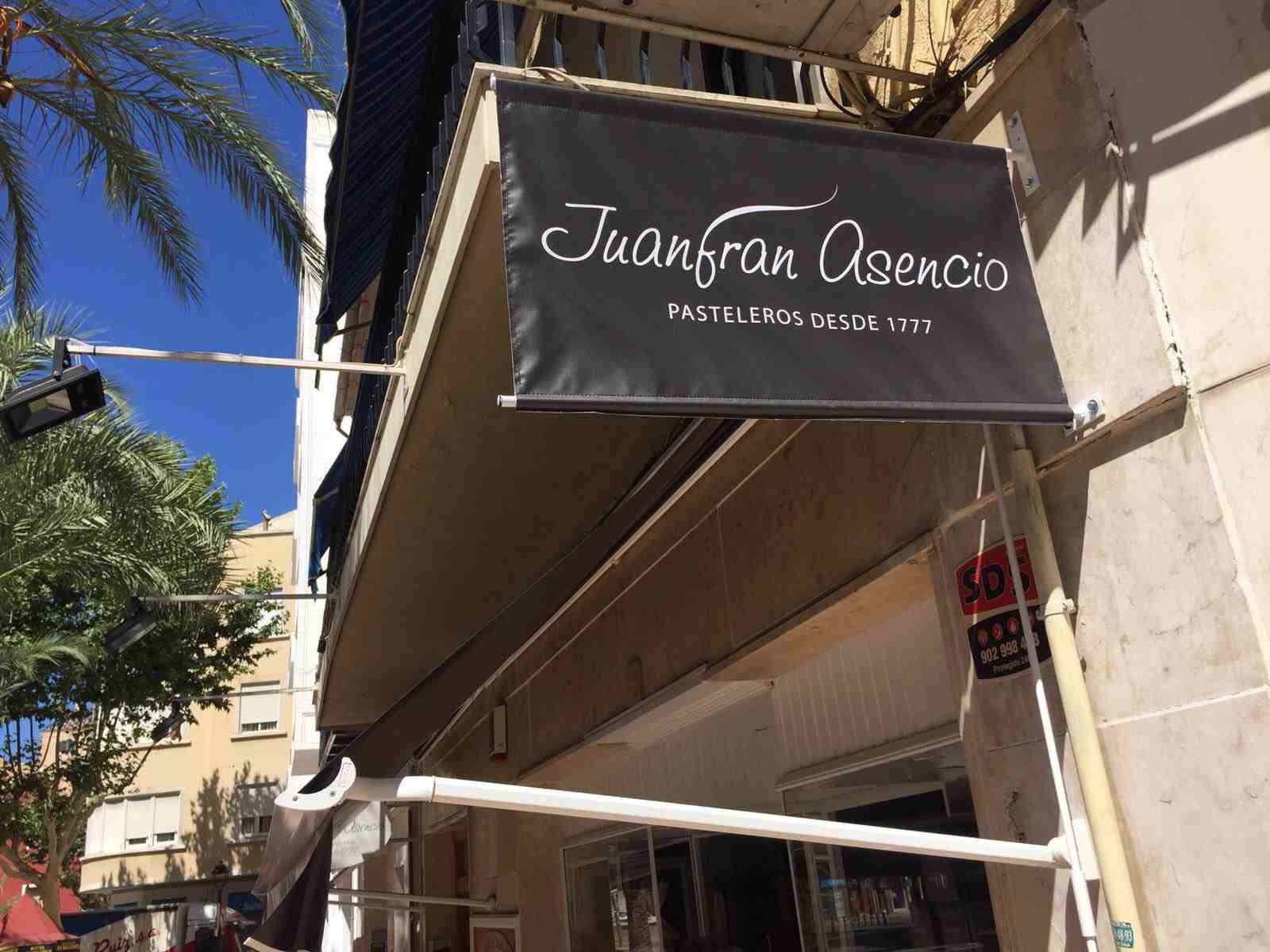 Un escaparate con un cartel que dice juanfran asencio