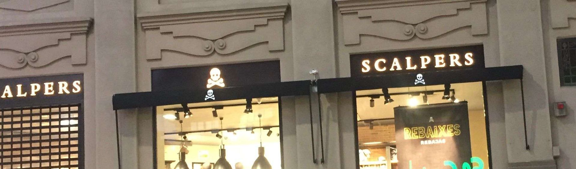 Un edificio con un cartel que dice revendedores.