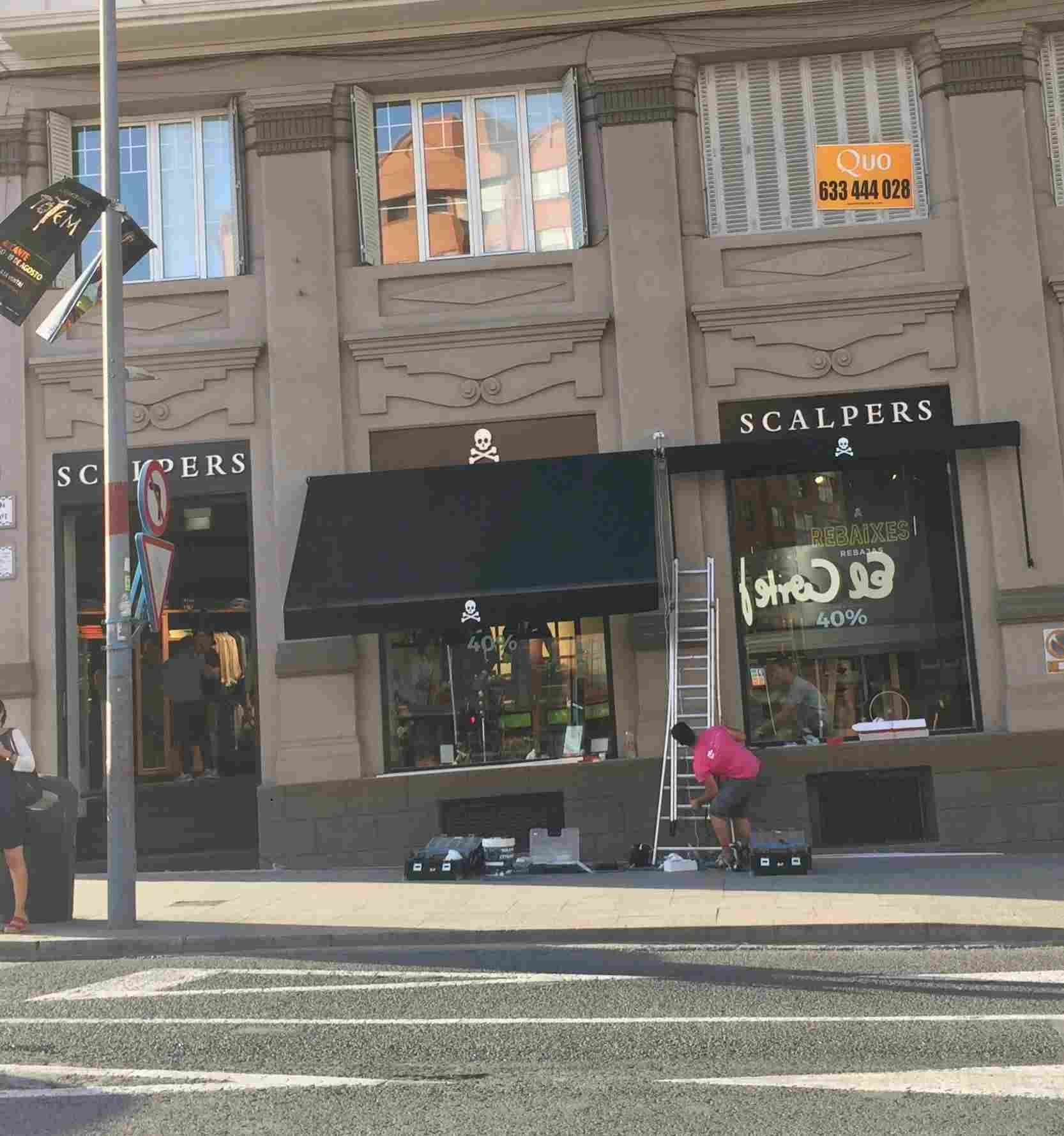 Un edificio con un cartel que dice revendedores.