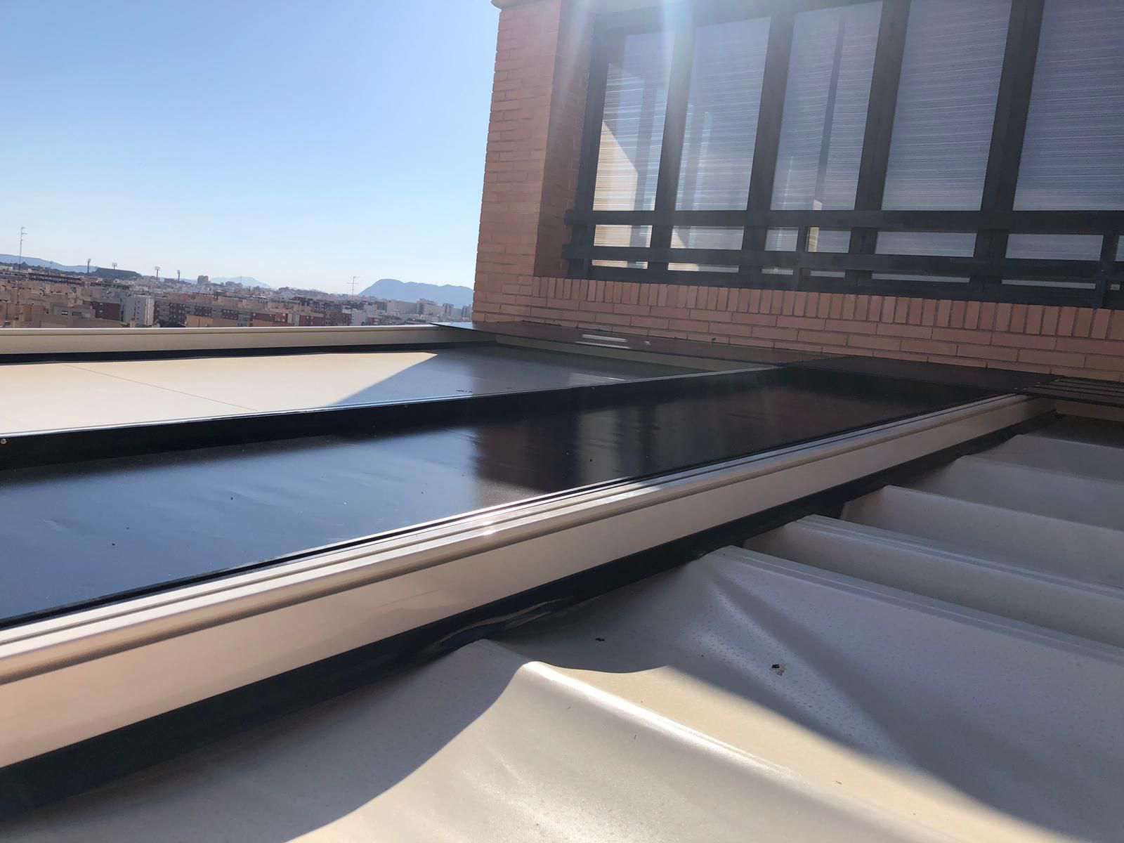 Un techo con muchas ventanas