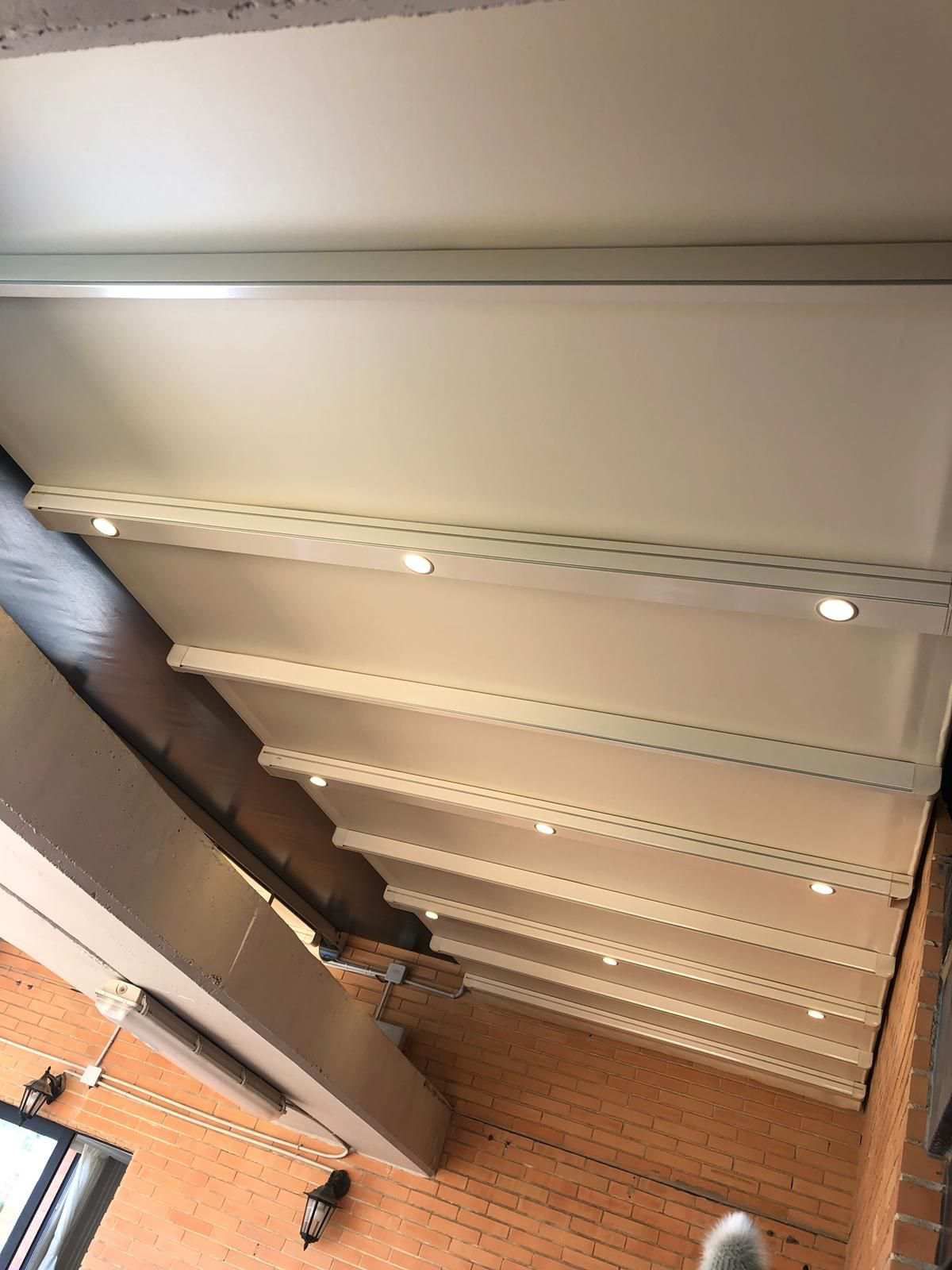 Una persona está mirando hacia el techo de un edificio.