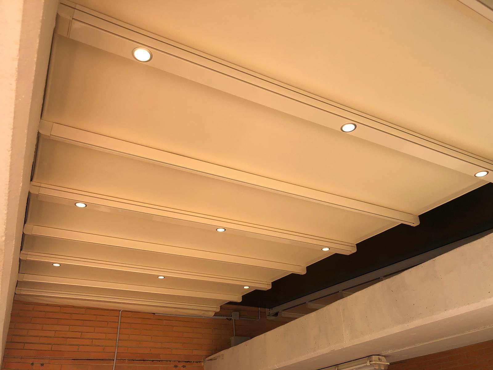 Un techo con muchas vigas y luces.