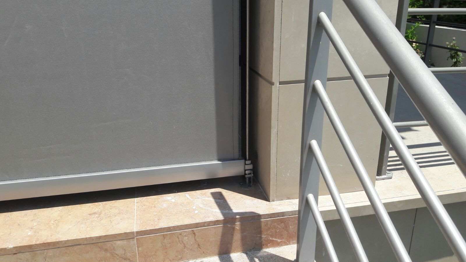 Una barandilla de metal con una puerta al fondo.