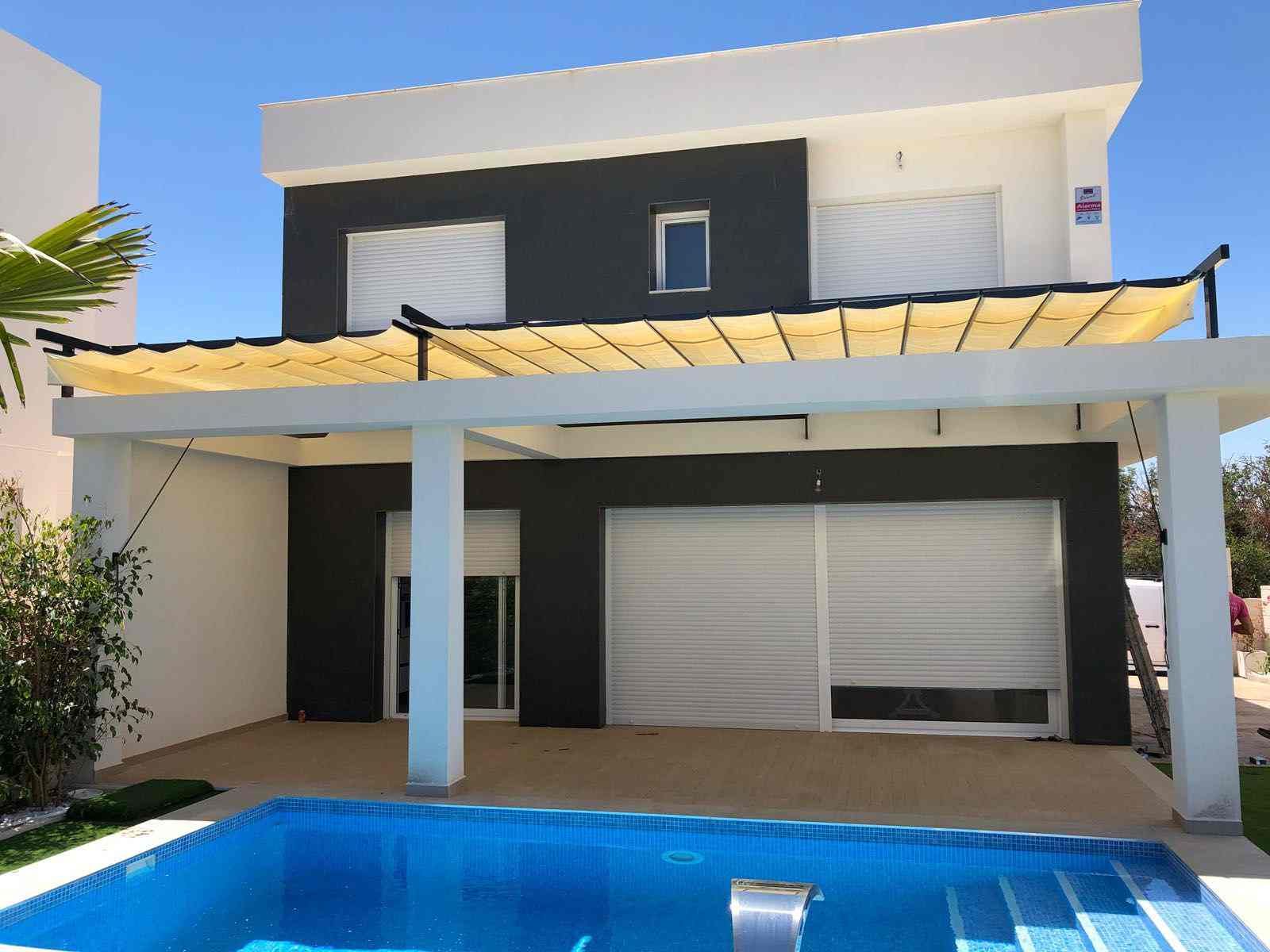 Una casa con piscina delante