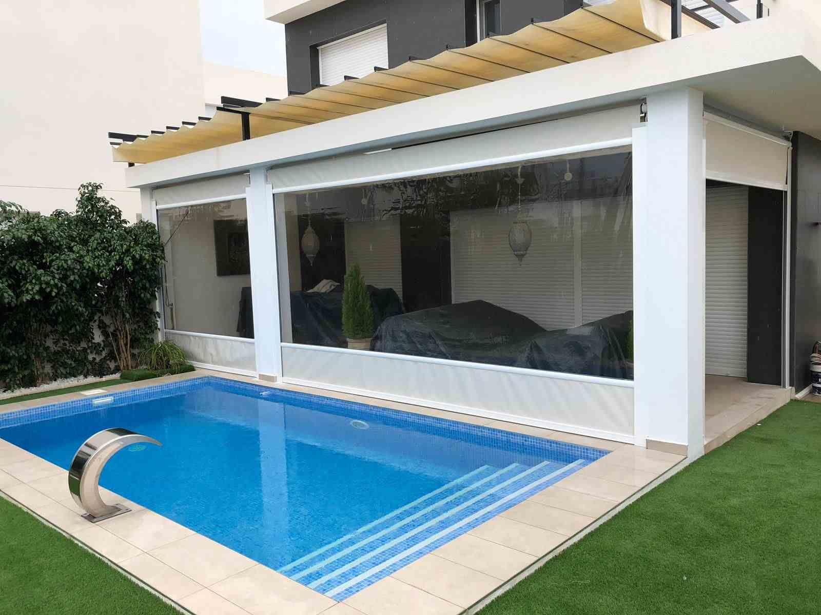 Hay una gran piscina en el patio trasero de una casa.
