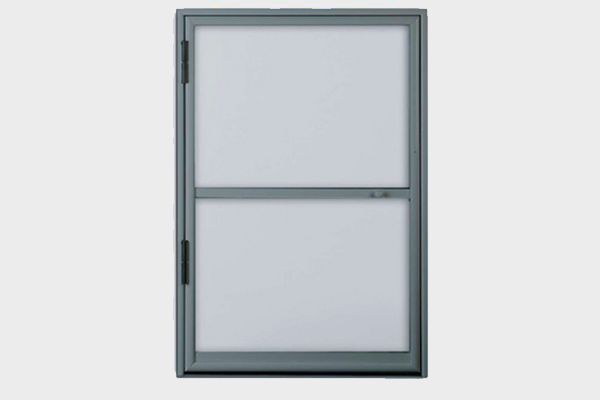 Una imagen de una ventana con una pantalla sobre ella.