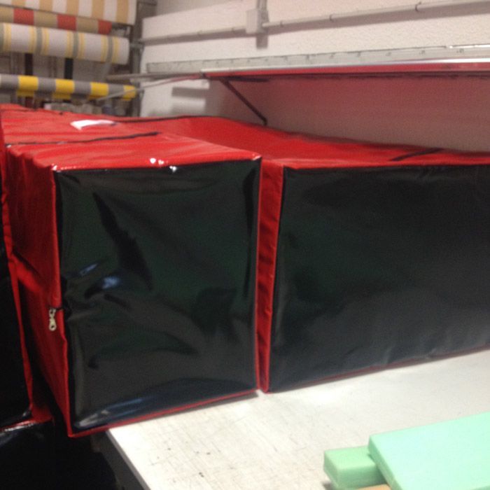 Dos cajas rojas y negras están sobre una mesa.