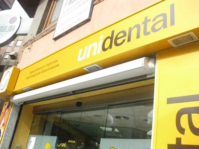 Un cartel amarillo que dice no identificado.