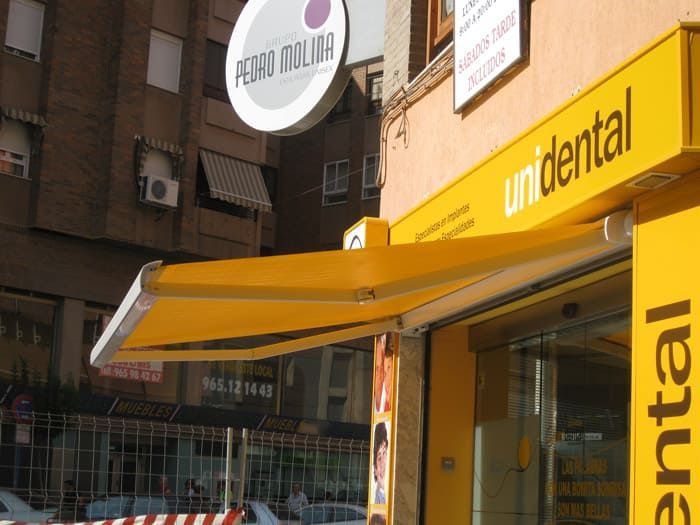 Un toldo amarillo con la palabra 