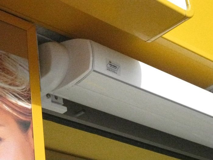 Una foto de una mujer cuelga de una pared amarilla.