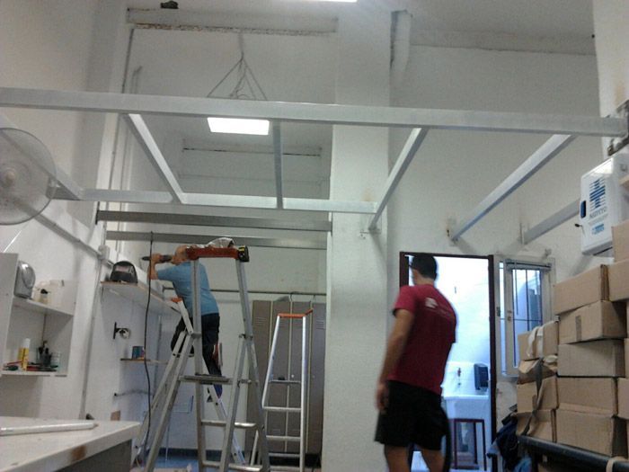 Un hombre con una camisa roja está de pie en una habitación.