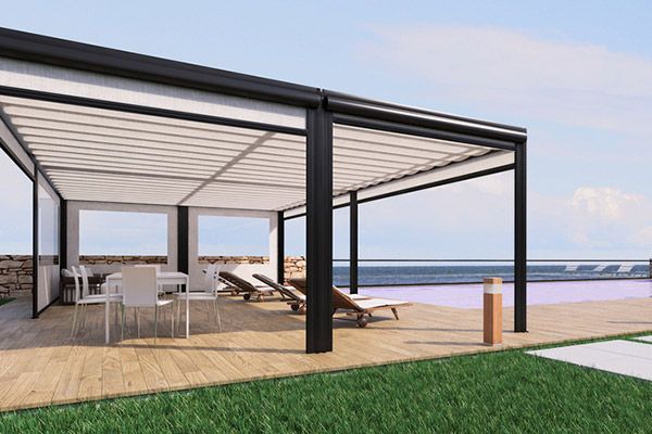 Un restaurante con mesas y sillas bajo un toldo.