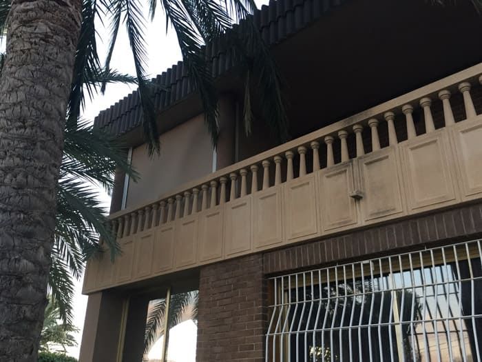 Un edificio con una palmera delante