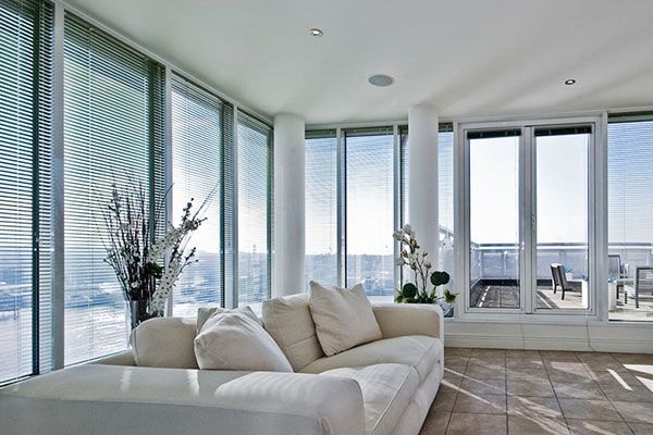 Un dormitorio con una cama y una ventana con persianas.