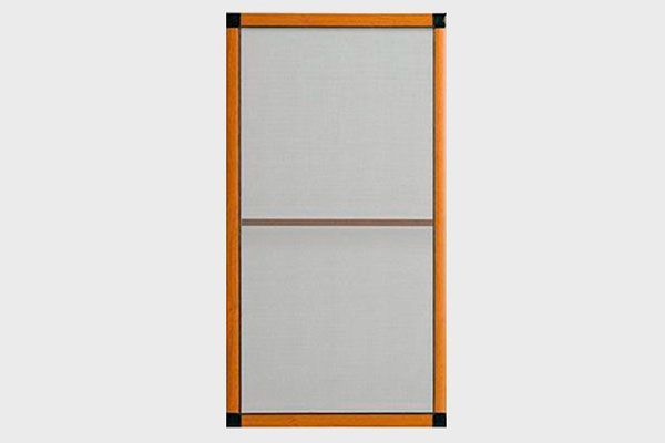 Una puerta mosquitera con un marco naranja sobre un fondo blanco.