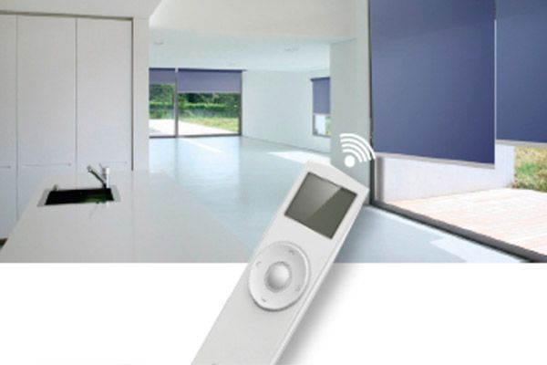 Un balcón con un toldo blanco y un mando a distancia.