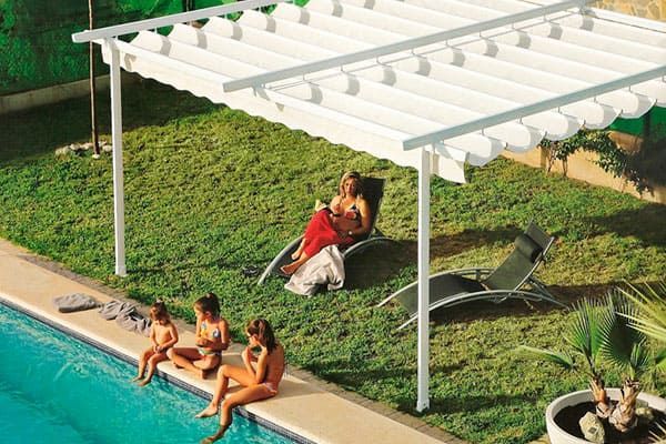 Un patio con una mesa y sillas bajo un dosel.