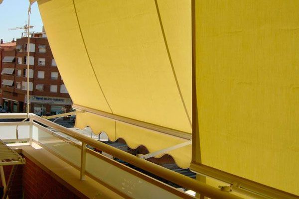 Un balcón con un toldo blanco.