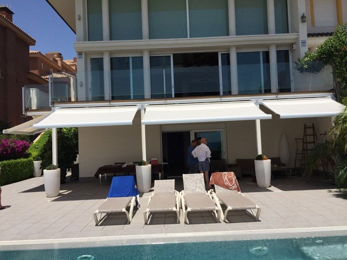 Una casa grande con piscina delante de ella.