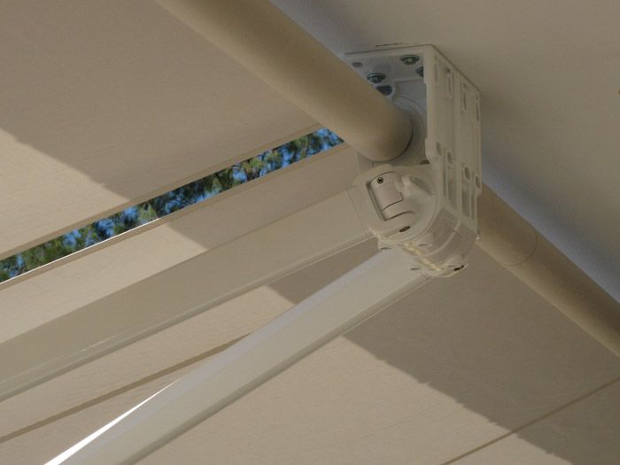 Un primer plano de un paraguas blanco colgando del techo.