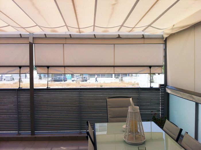 Un comedor con una mesa y sillas bajo un dosel.