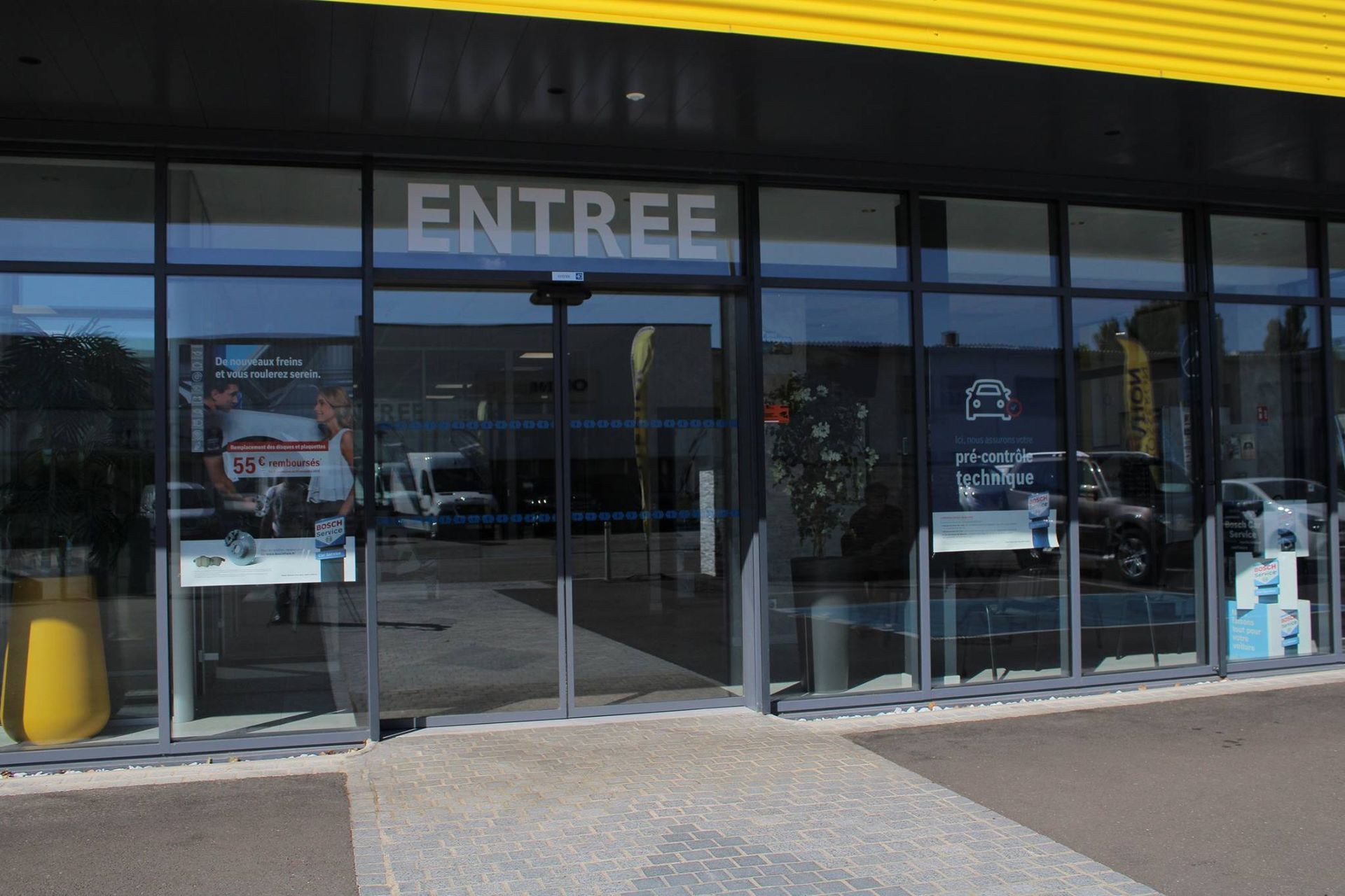 Gros plan sur l'entrée du hall d'accueil de Dépannage Josseron.