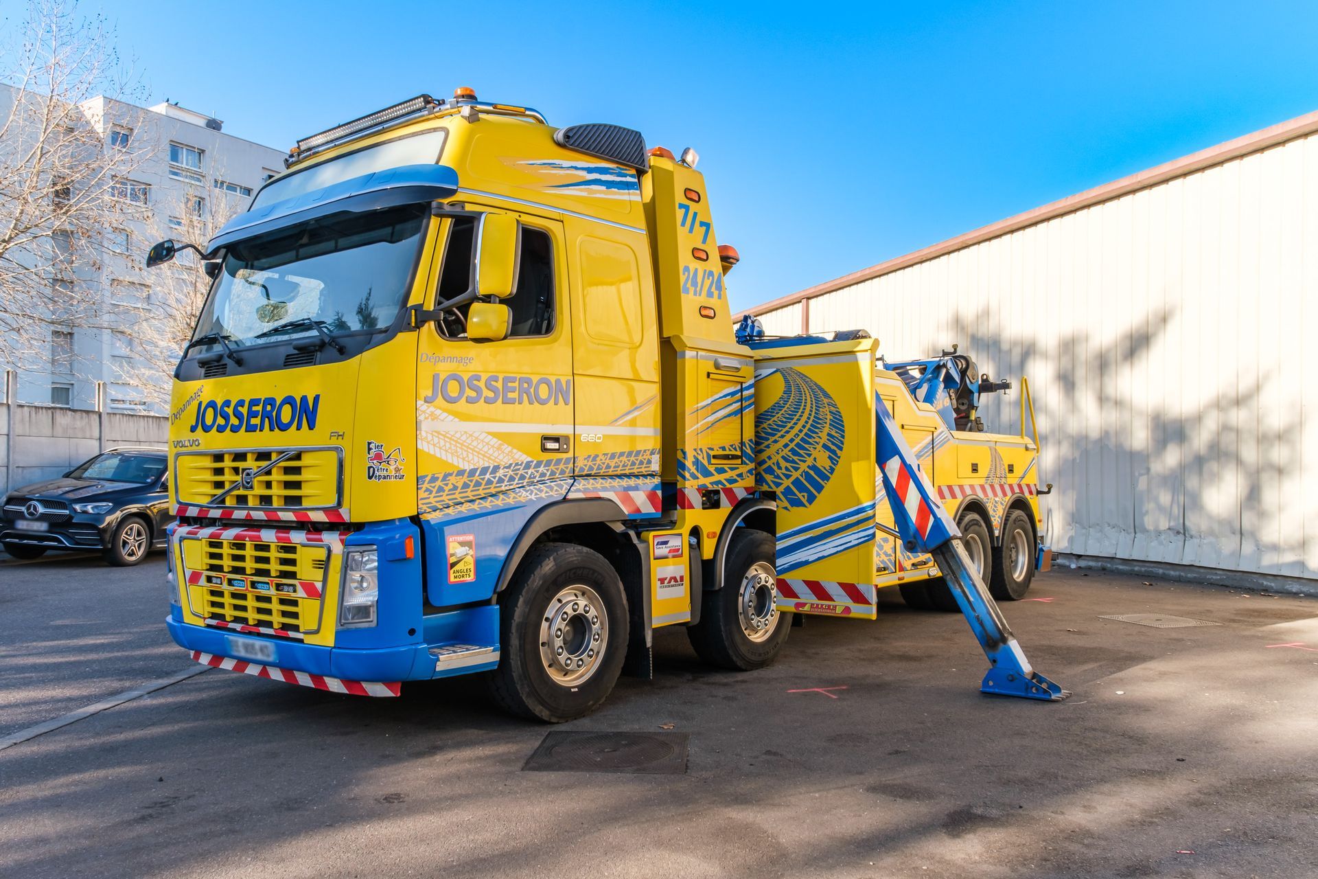 Grand poids lourd jaune et bleu de chez Josseron.