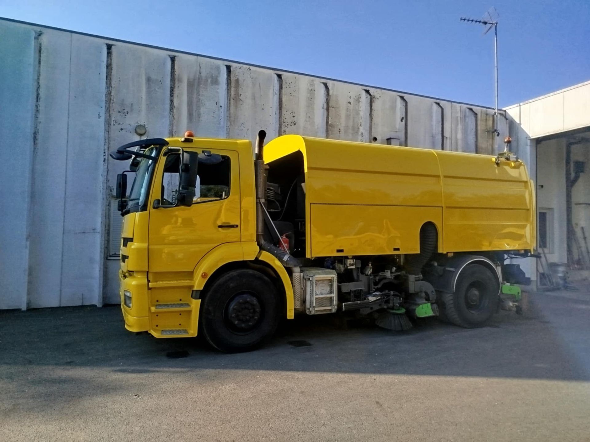 Un véhicule balais jaune aux couleurs de la société Josseron Dépannage.