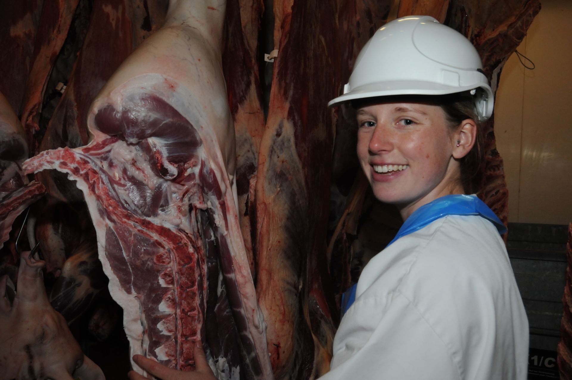 Mann verarbeitet Fleisch, Spezialitäten-Metzg Splügen, Strub Orlando