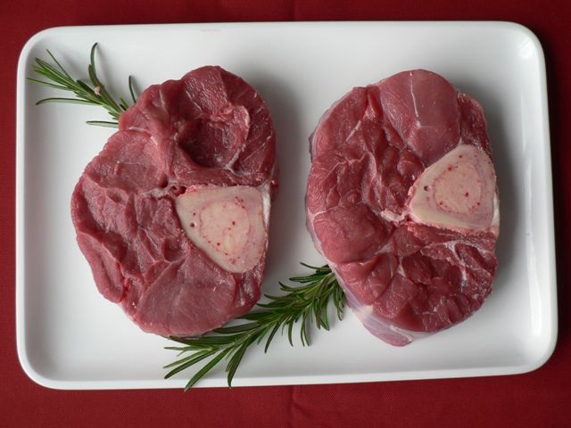 Mitarbeiter in der Räucherkammer, Spezialitäten-Metzg Splügen, Strub Orlando