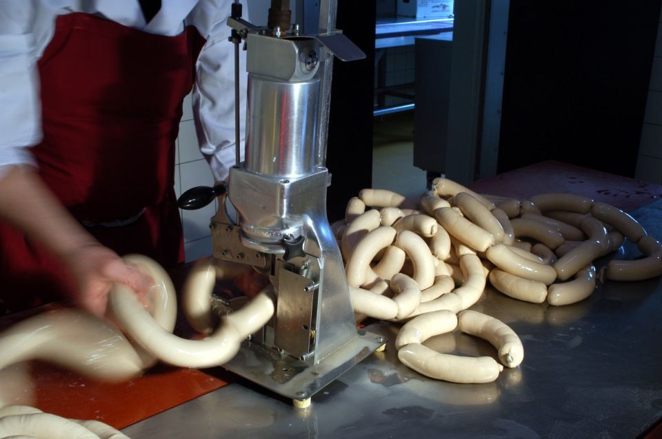 Weißwurst wird hergestellt, Spezialitäten-Metzg Splügen, Strub Orlando