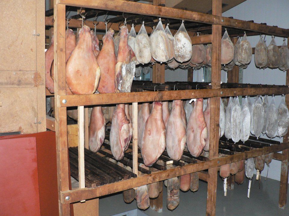 Fleisch mit Rosmarinzweig auf weißem Teller, Spezialitäten-Metzg Splügen, Strub Orlando