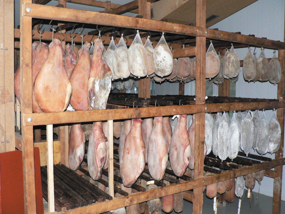 Fleischware in der Räucherkammer, Mitarbeiter bei der Wurstproduktion, Spezialitäten-Metzg Splügen, Strub Orlando