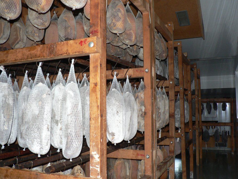 Fleischware in der Räucherkammer, Mitarbeiter bei der Wurstproduktion, Spezialitäten-Metzg Splügen, Strub Orlando