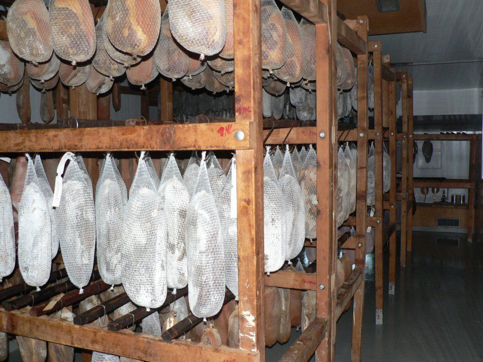 Fleischware in der Räucherkammer, Mitarbeiter bei der Wurstproduktion, Spezialitäten-Metzg Splügen, Strub Orlando