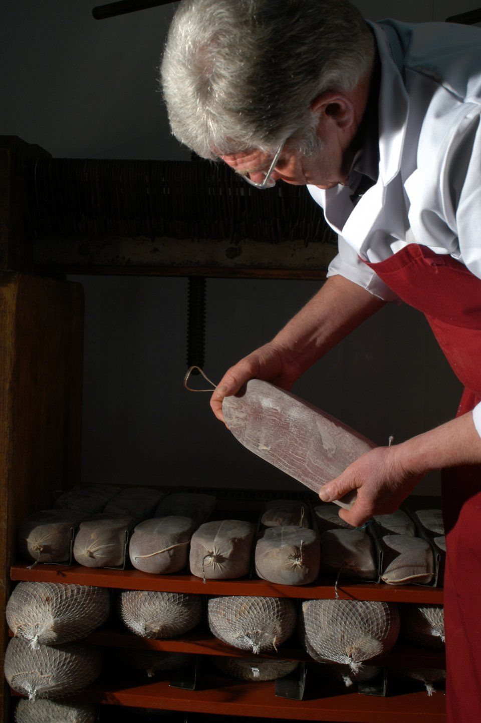 Mitarbeiter bei der Wurstproduktion, Mitarbeiter bei der Wurstproduktion, Spezialitäten-Metzg Splügen, Strub Orlando