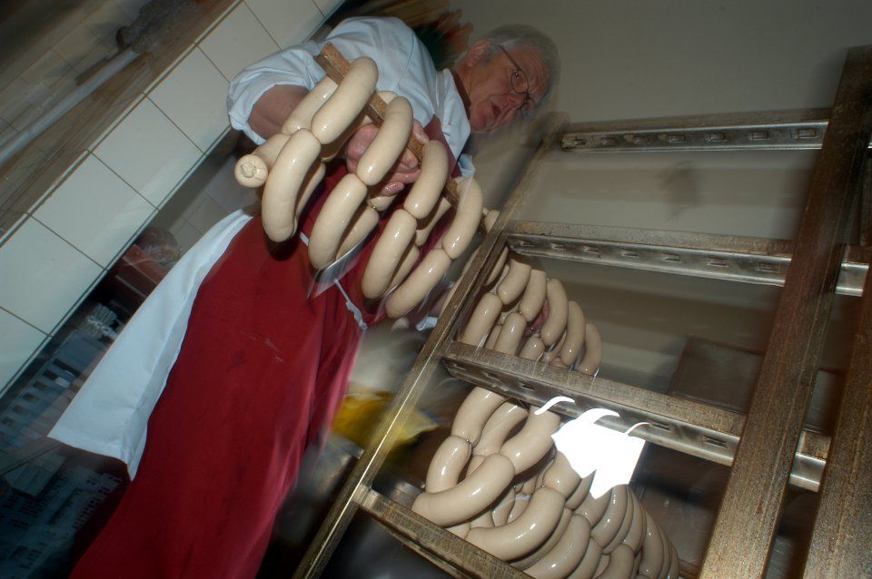 Mitarbeiter bei der Wurstproduktion, Spezialitäten-Metzg Splügen, Strub Orlando