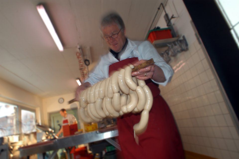 Mitarbeiter bei der Wurstproduktion, Spezialitäten-Metzg Splügen, Strub Orlando