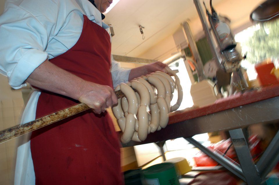 Mitarbeiter bei der Wurstproduktion, Spezialitäten-Metzg Splügen, Strub Orlando