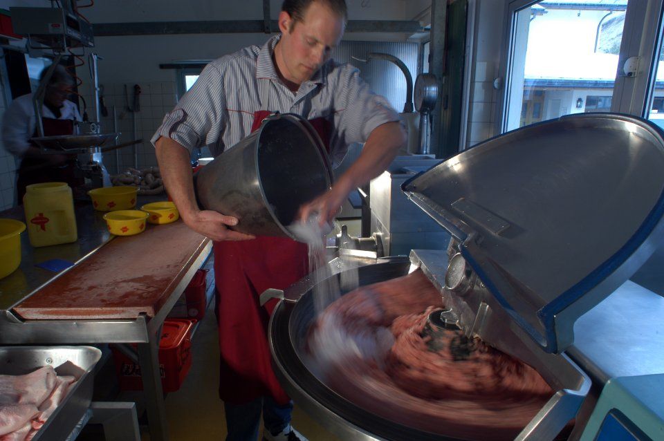 Mitarbeiter bei der Wurstproduktion, Spezialitäten-Metzg Splügen, Strub Orlando