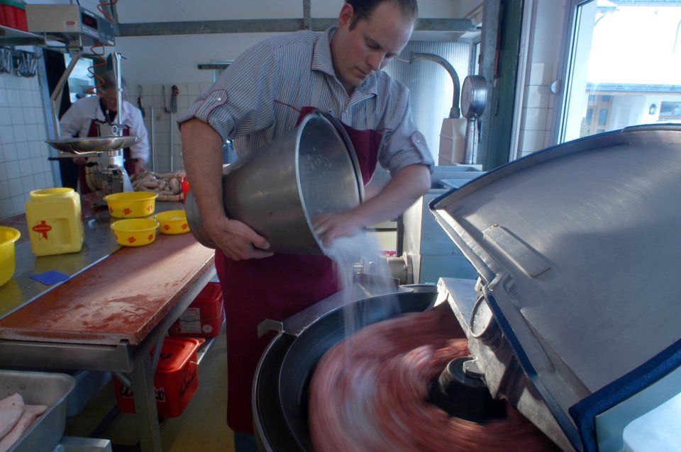 Mitarbeiter bei der Wurstproduktion, Spezialitäten-Metzg Splügen, Strub Orlando