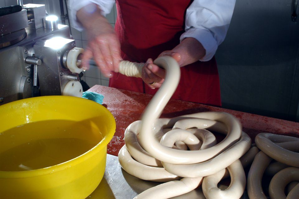 Mitarbeiter bei der Wurstproduktion, Spezialitäten-Metzg Splügen, Strub Orlando