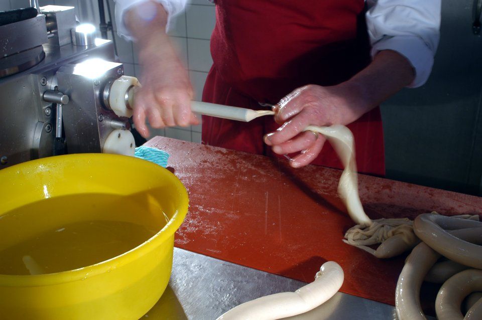Mitarbeiter bei der Wurstproduktion, Spezialitäten-Metzg Splügen, Strub Orlando